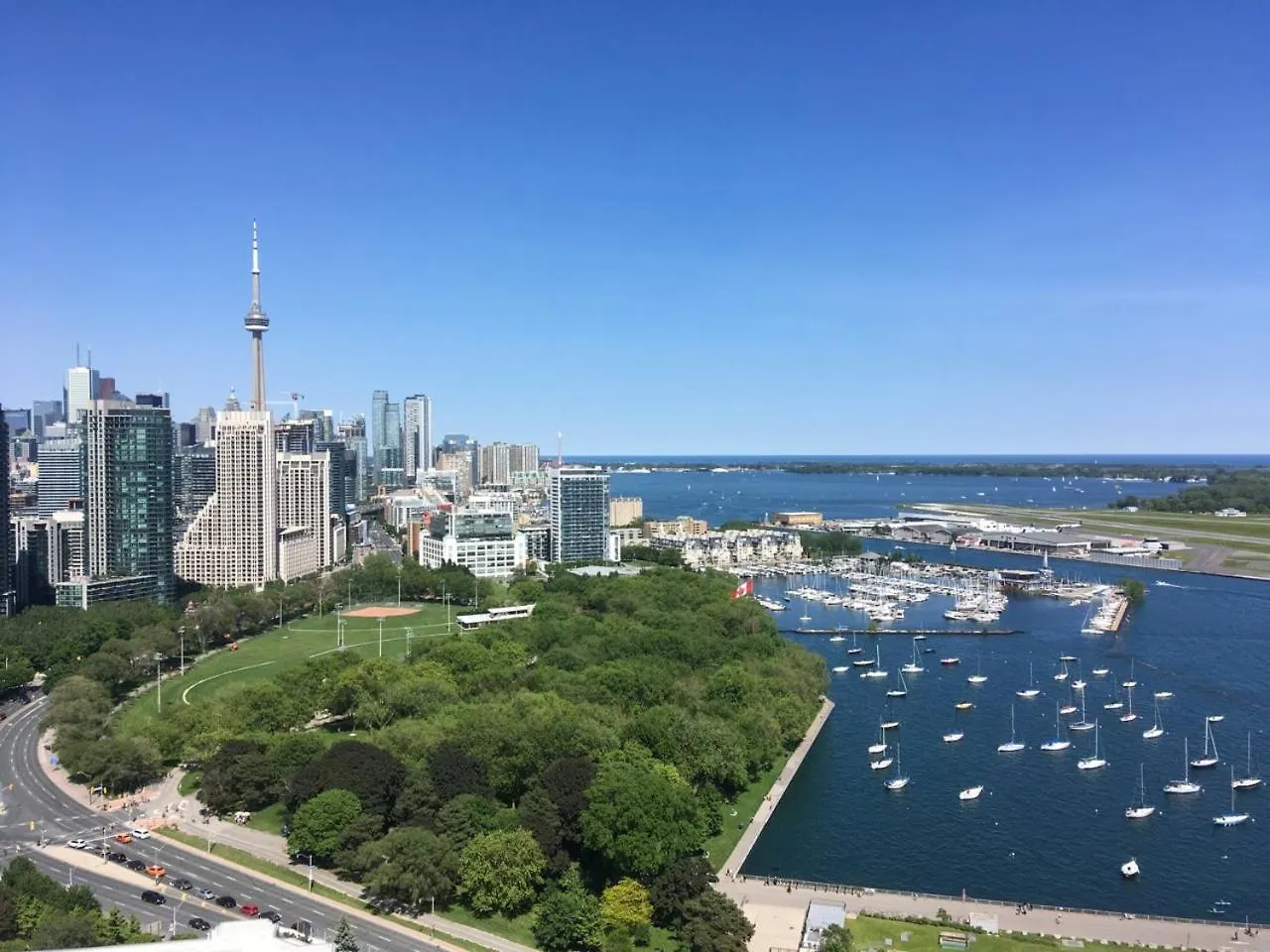 Modern 2Br Downtown Condo, Lakeshore, Exhibition Place, Fort York Toronto 0*,  Canadá